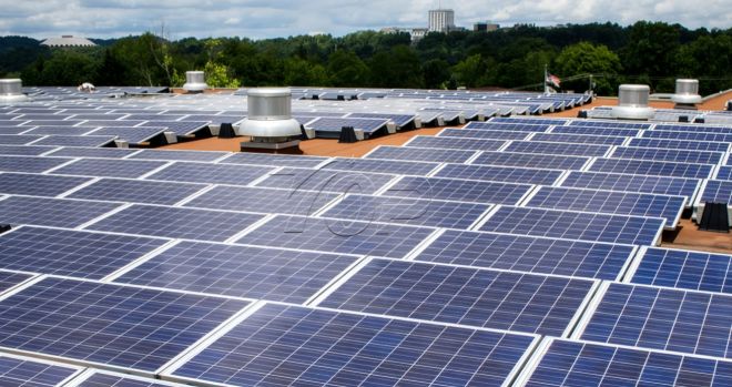 Kepiye cara nginstal solar ing atap sing rata tanpa pengeboran?